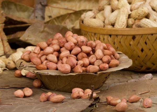 خوردن بادام زمینی به درمان آلزایمر کمک می کند
